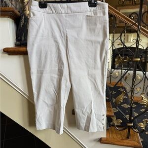 Chico’s EUC pinstriped crops. Buttons side leg. Pockets. Size 0.5